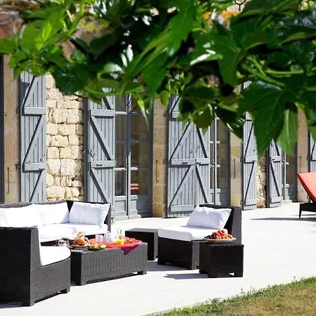 Mauvezin Sleeps 12 Pool 度假居